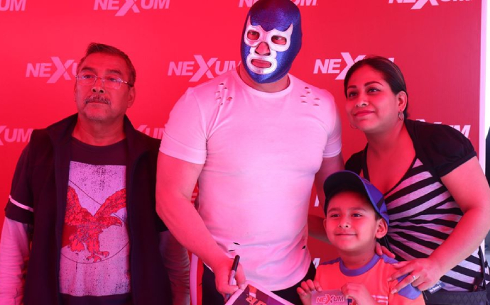 Éxito total en la firma de autógrafos de Blue Demon Jr. en Nexum Hidalgo